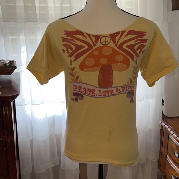 Vintage Mellow Mushroom off the shoulder yellow graphic print tee size M! - Picture 4 of 8